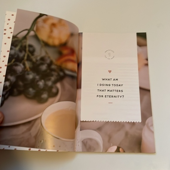 NWT The Daily Grace Co. “Meditations for the Heart” Christian Study Book - Picture 6 of 9